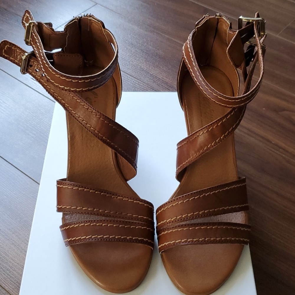 Heeled leather sandals